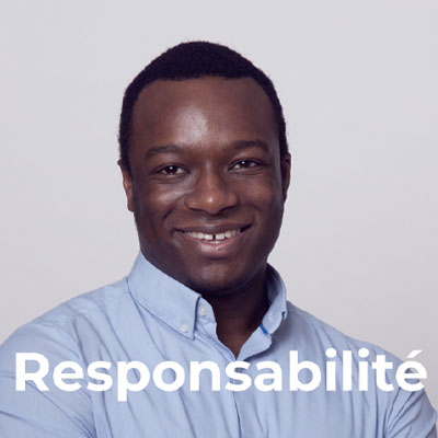 A smiling man in a light blue button-up shirt stands against a plain light background. The word "Responsabilité" is written in large white letters at the bottom of the image.